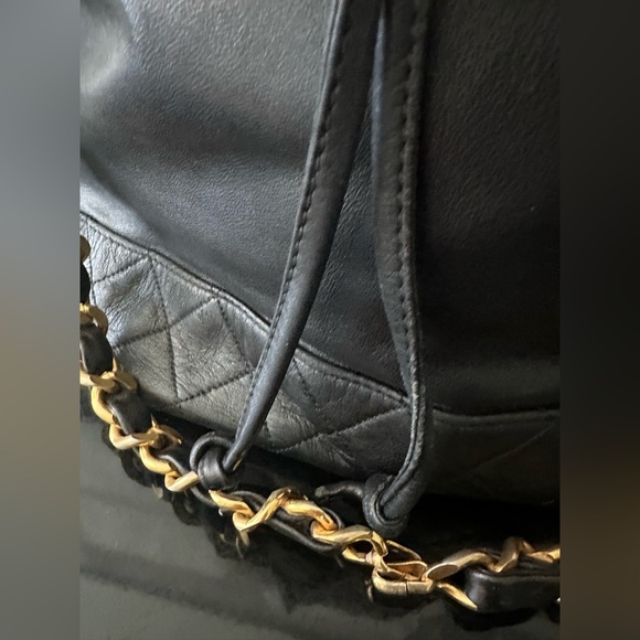 Chanel lambskin quilted drawstring bucket bag - Picture 5 of 10